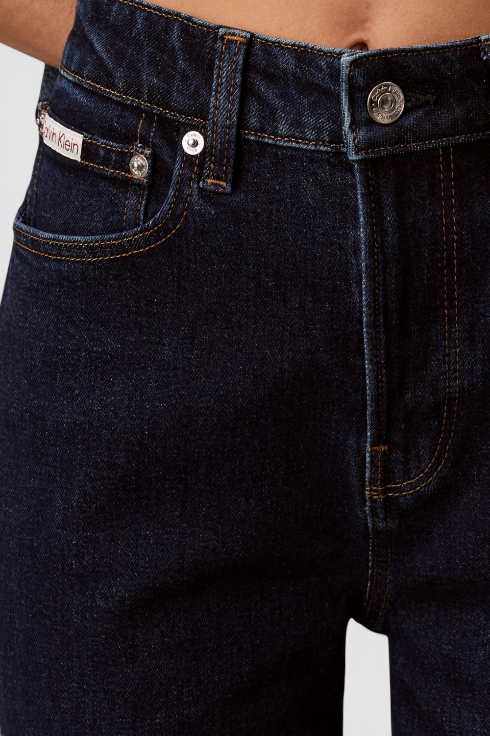 תמונת תקריב דוגמן של מכנסי ג'ינס ברוק