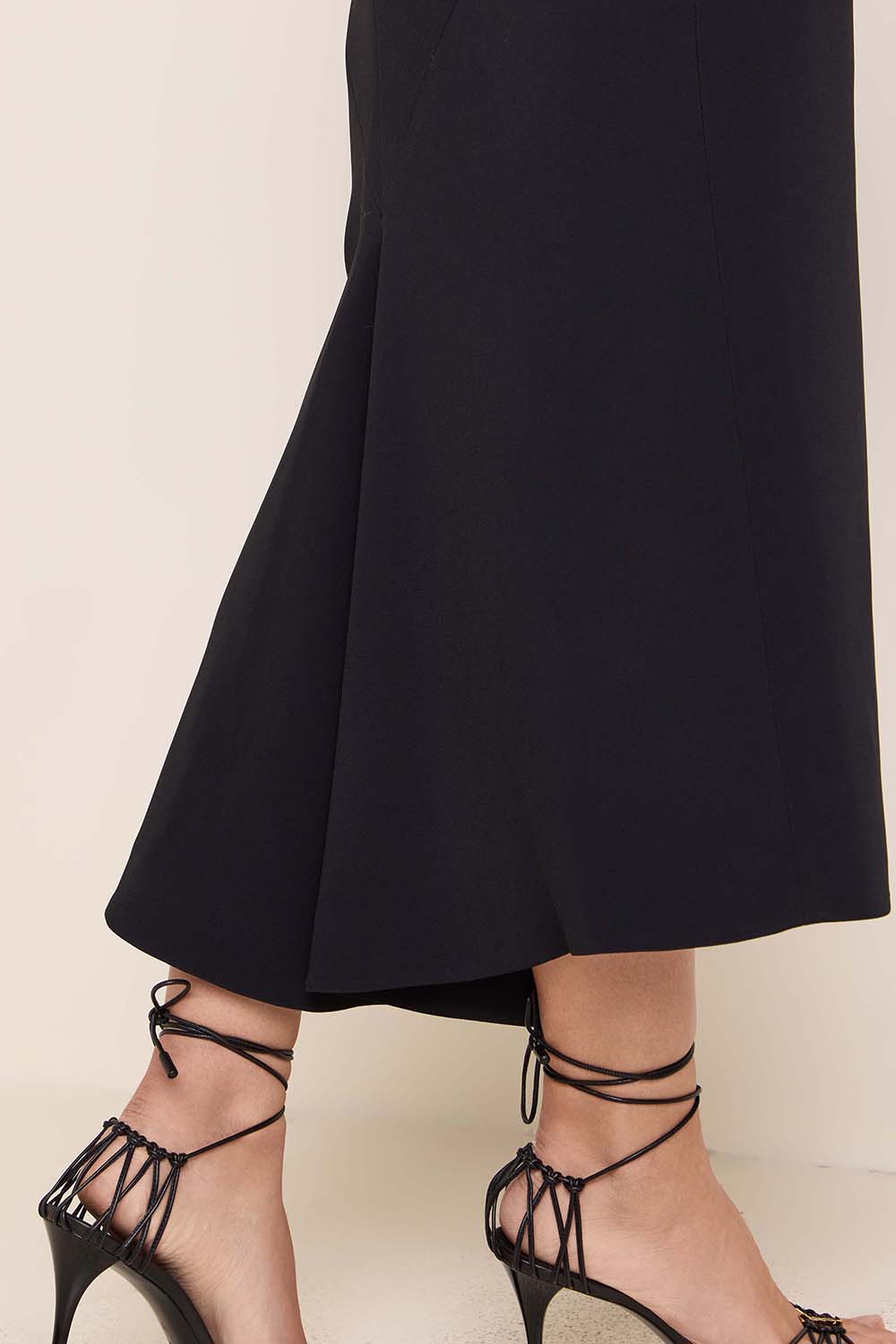 תמונת תקריב דוגמן של שמלת מידי