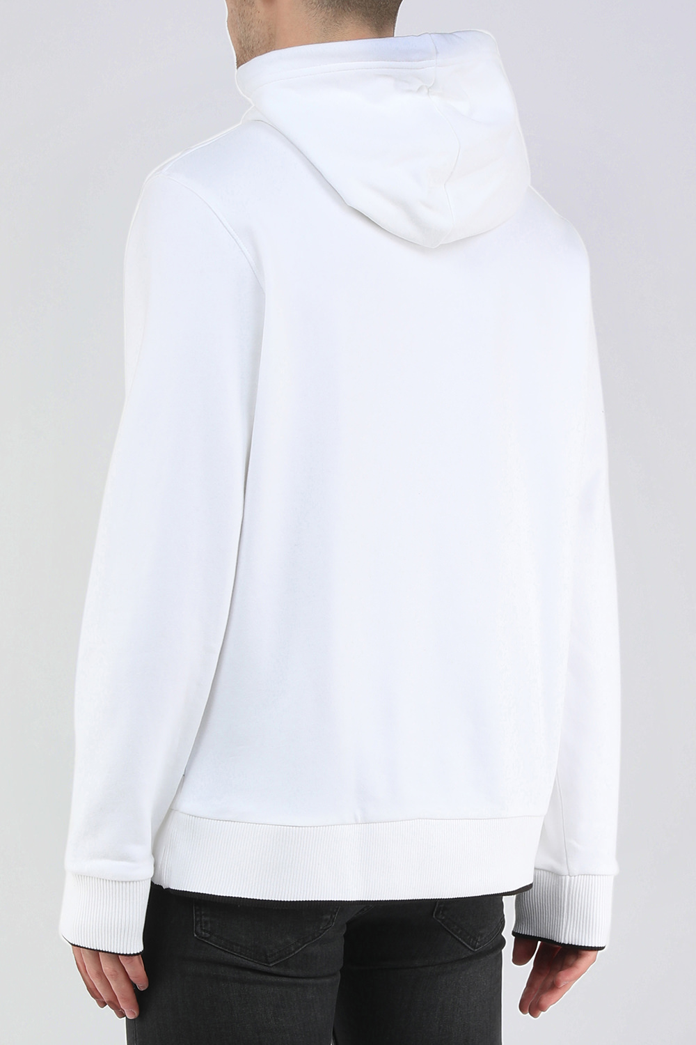 תמונת דוגמן אחורית של סווטשירט קפוצ'ון עם לוגו מרכזי בגוון לבן