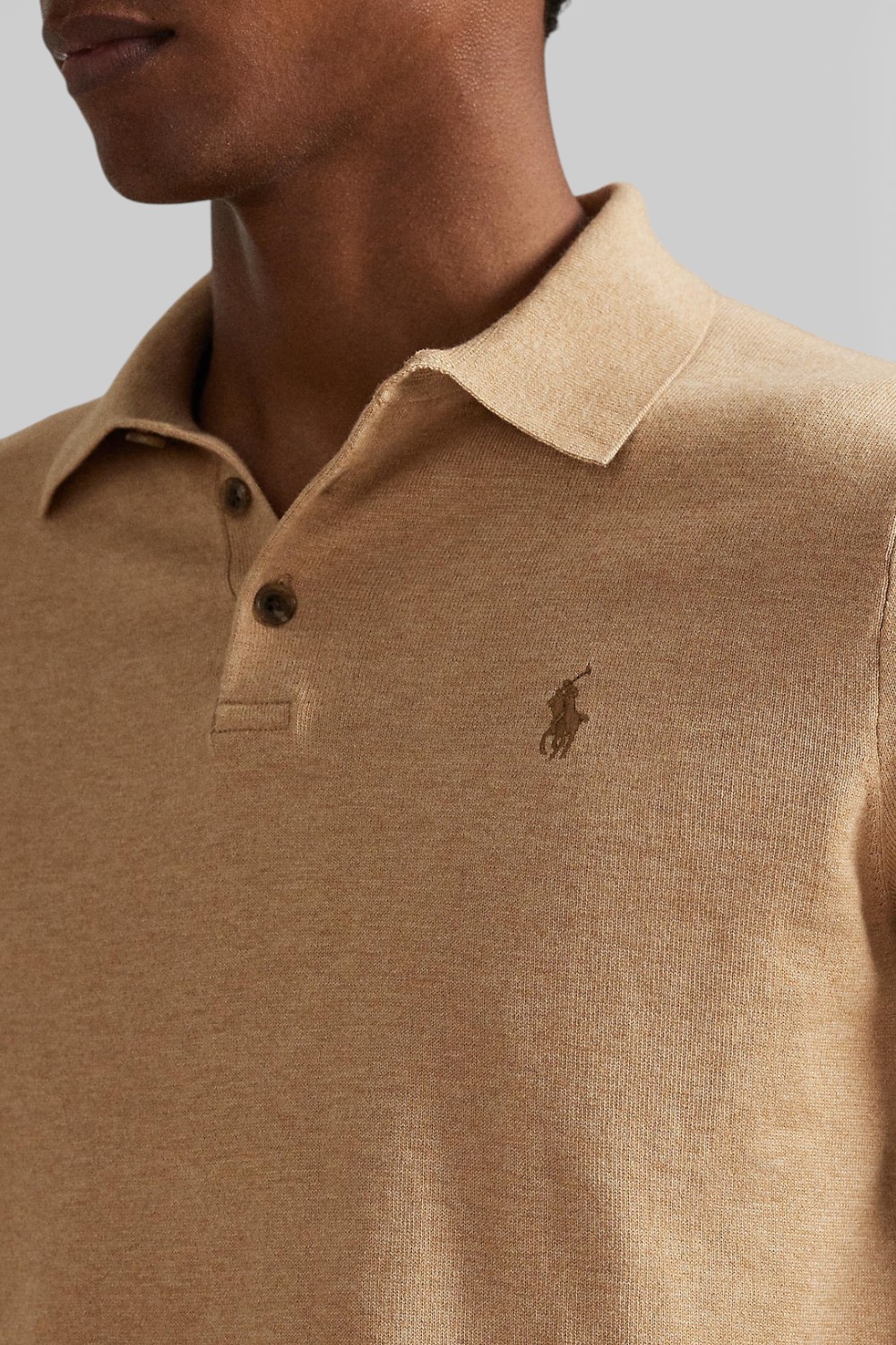 תמונת תקריב דוגמן של חולצת פולו