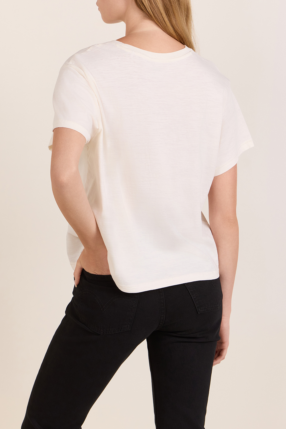 תמונת דוגמן אחורית של חולצת טי