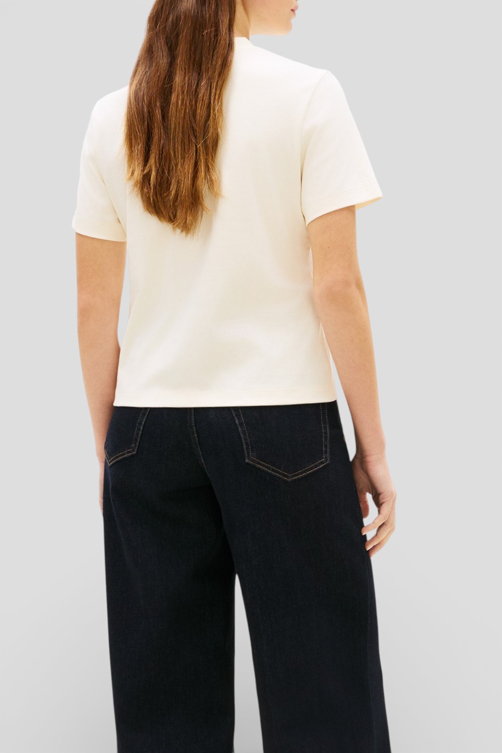 תמונת דוגמן אחורית של חולצת טי