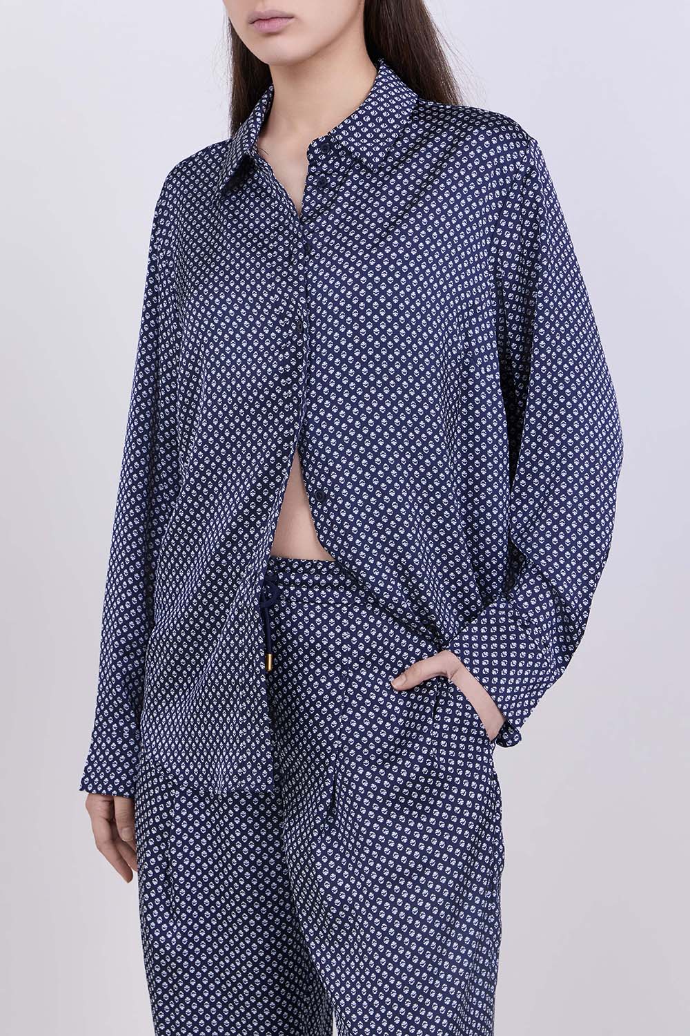 תמונת דוגמן קידמית של חולצת כפתורים סאטן