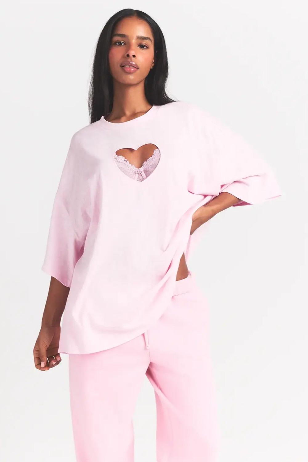 תמונת תקריב דוגמן של OVERSIZED T-SHIRT