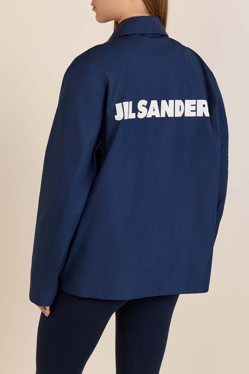 תמונת דוגמן אחורית של חולצת כפתורים