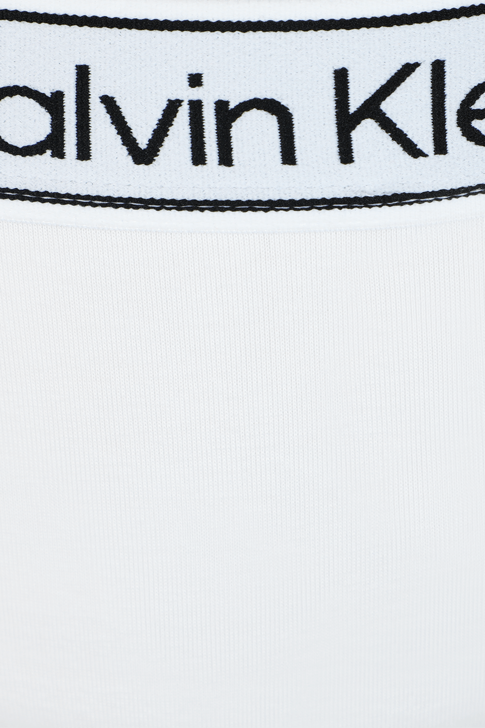 תמונת תקריב של תחתוני חוטיני לבנים עם לוגו