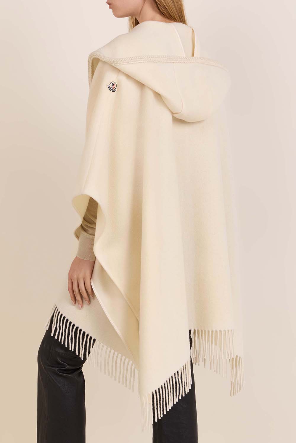 תמונת דוגמן אחורית של שכמייה עם פרנזים