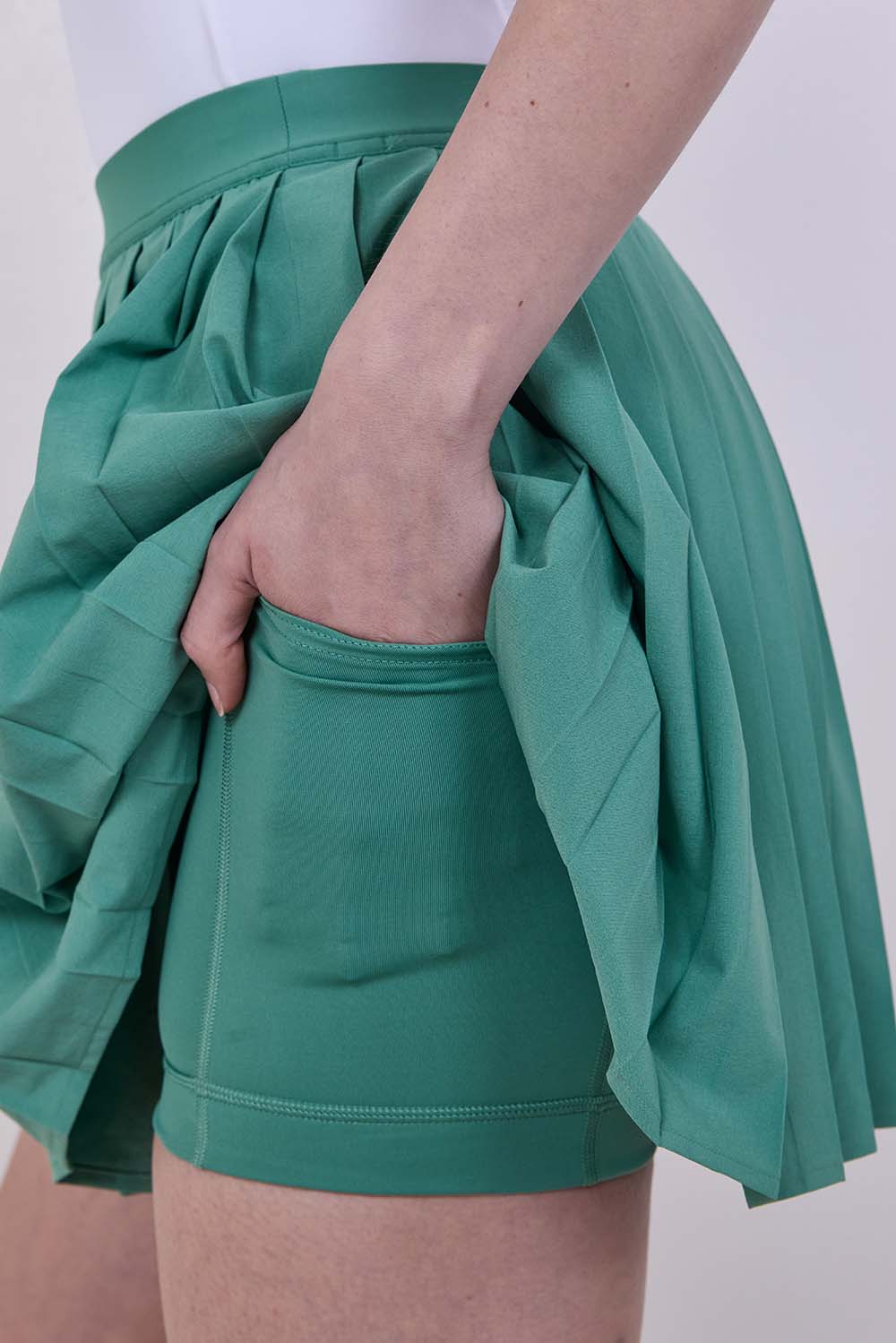 תמונת תקריב דוגמן של High-Rise Pleated Tennis Skirt