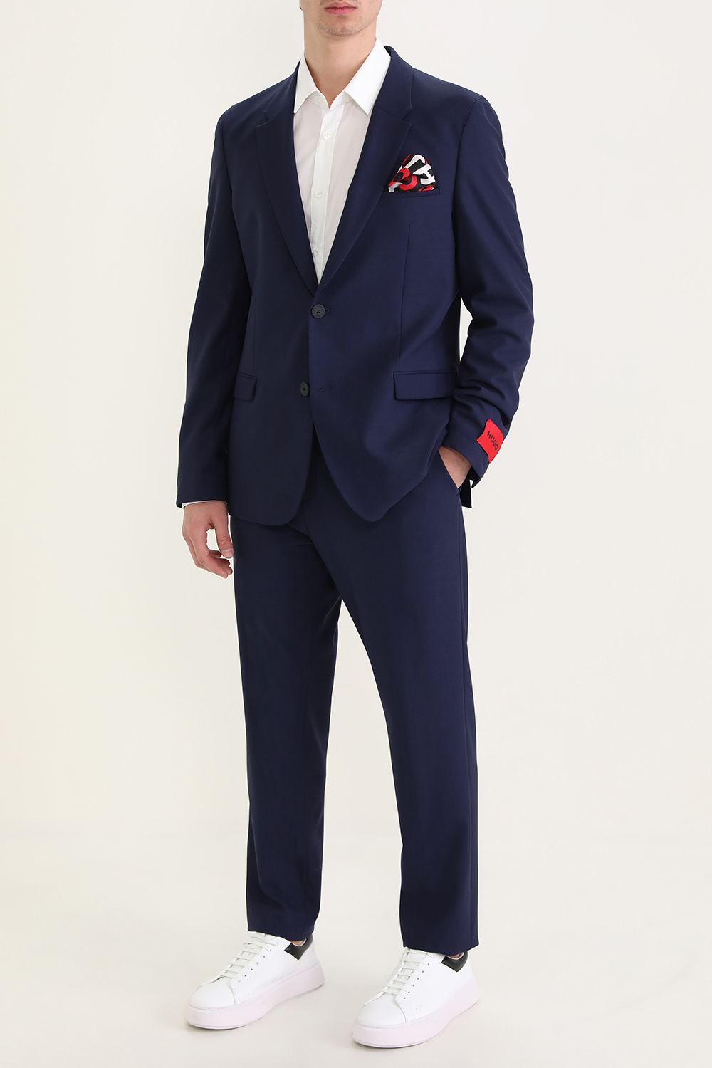 תמונת דוגמן קידמית של מטפחת כיס מונוגרמית