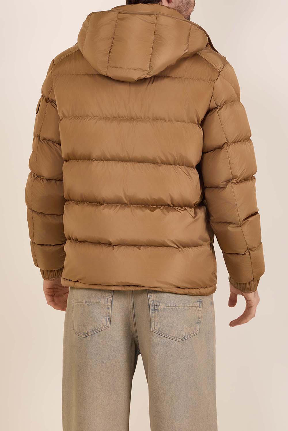 תמונת דוגמן אחורית של מעיל פוך קצר