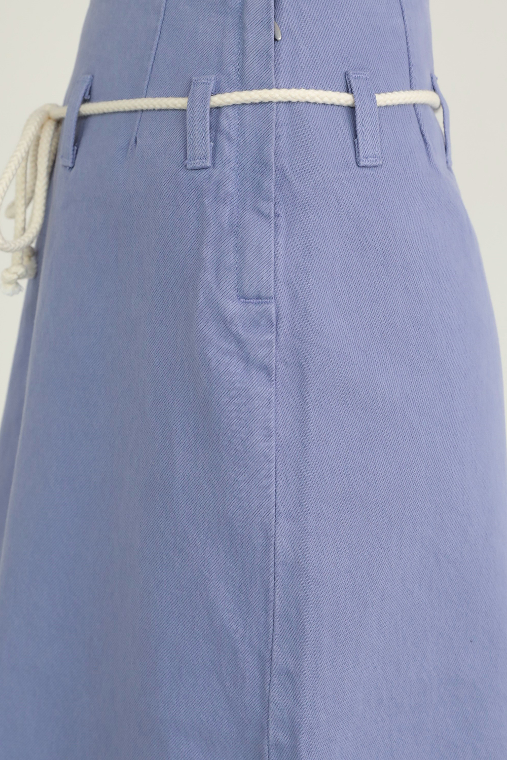 תמונת תקריב דוגמן של ליוויס X אמה צ'מברליין חצאית מידי