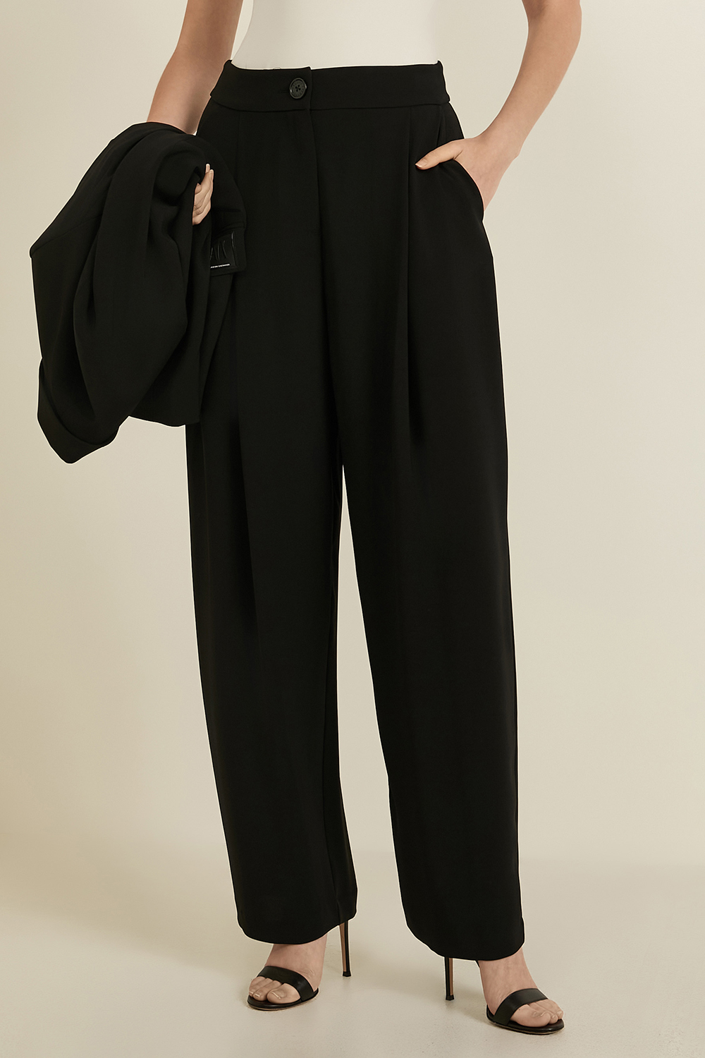 תמונת דוגמן קידמית של מכנסיים מחוייטים