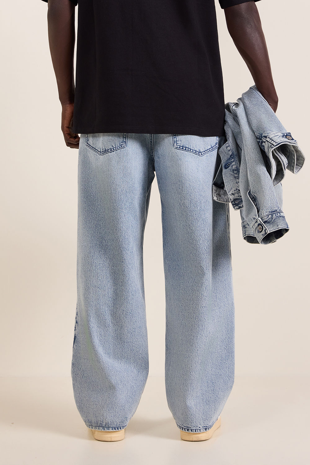 תמונת דוגמן אחורית של מכנסי ג'ינס ישרים