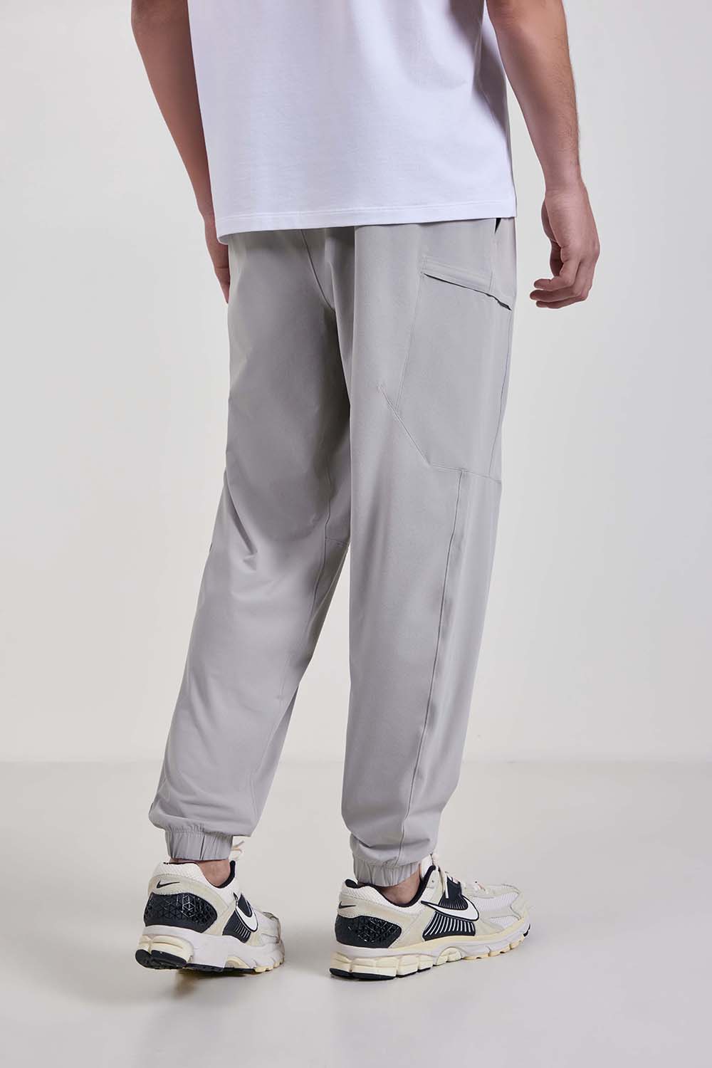תמונת דוגמן אחורית של Zeroed In Classic-Fit Cargo Jogger Regular
