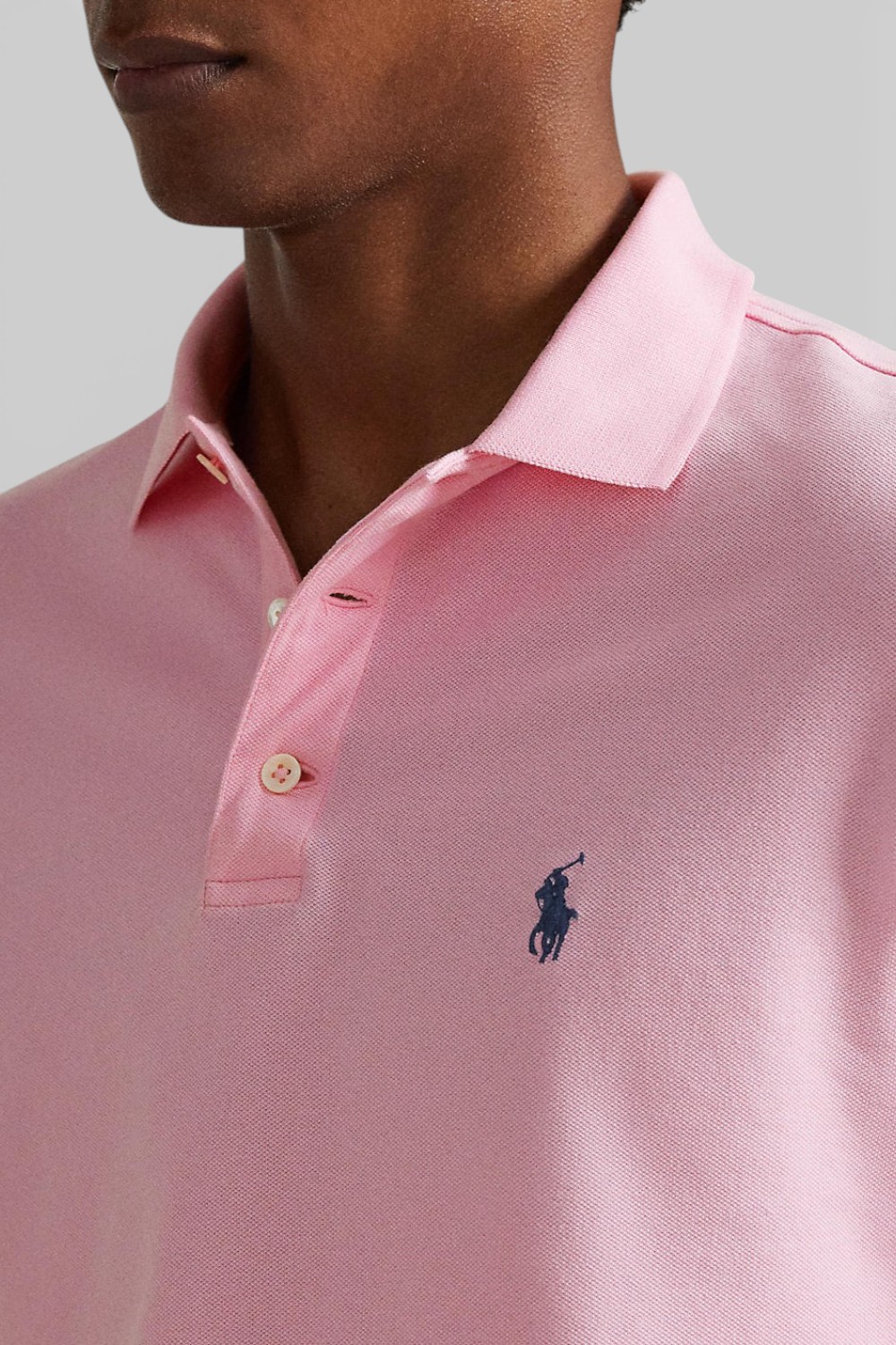 תמונת תקריב דוגמן של חולצת פולו