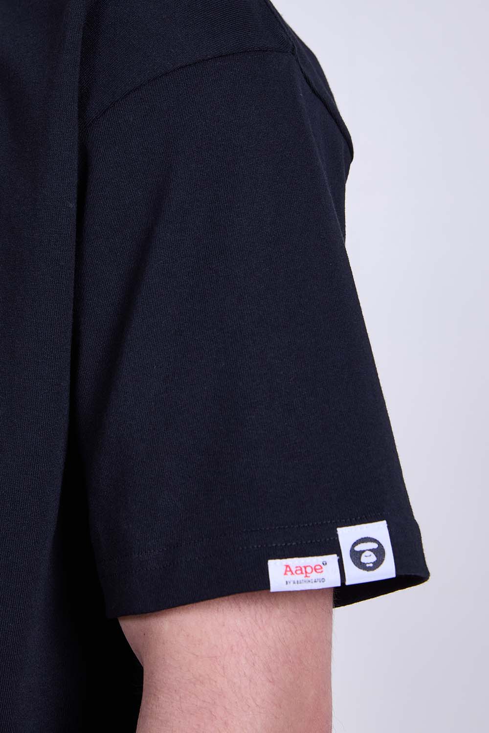 תמונת תקריב דוגמן של חולצת טי