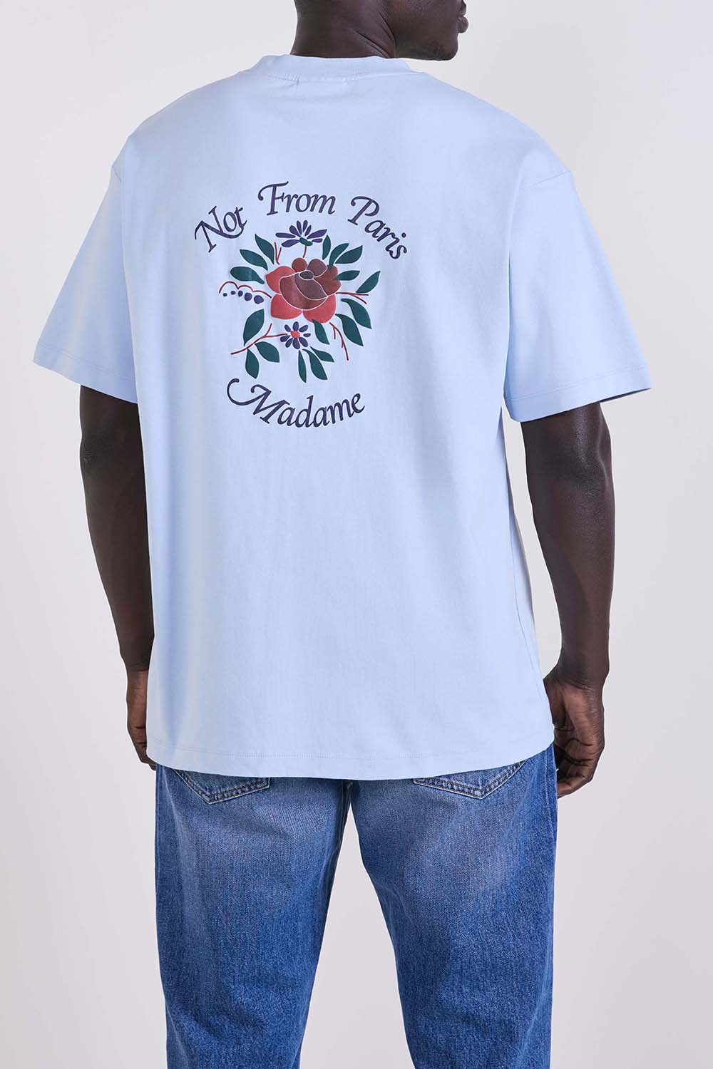 תמונת דוגמן אחורית של חולצת טי בגזרה ישרה