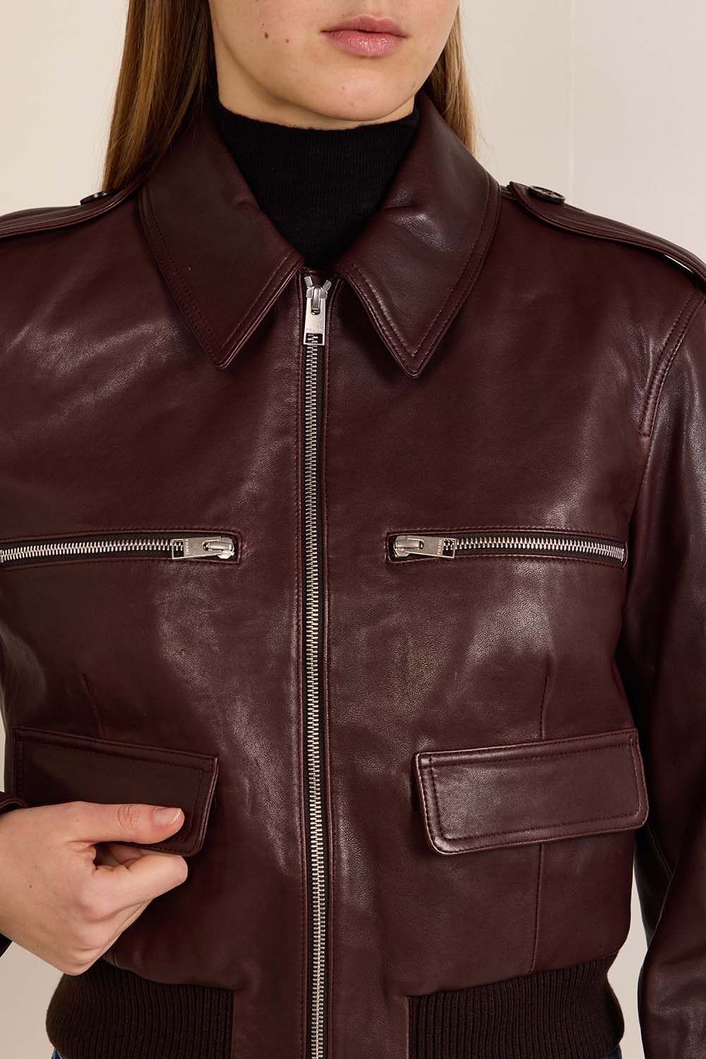 תמונת תקריב דוגמן של ז'קט עור