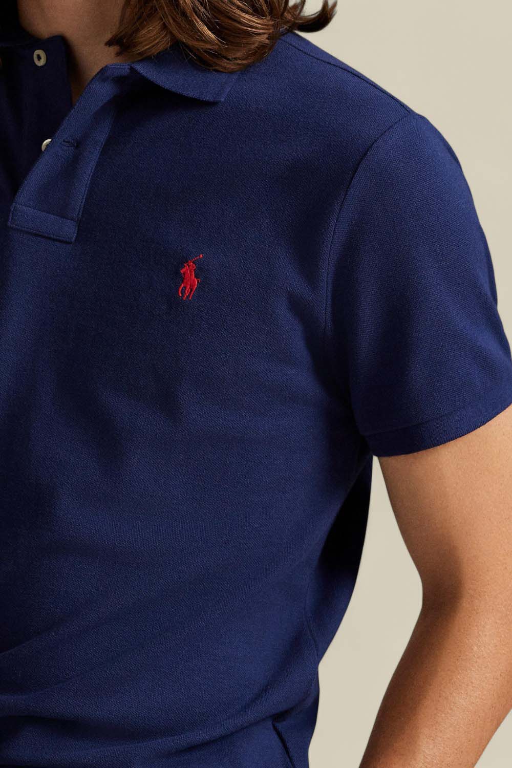 תמונת תקריב דוגמן של חולצת פולו קצרה סלים