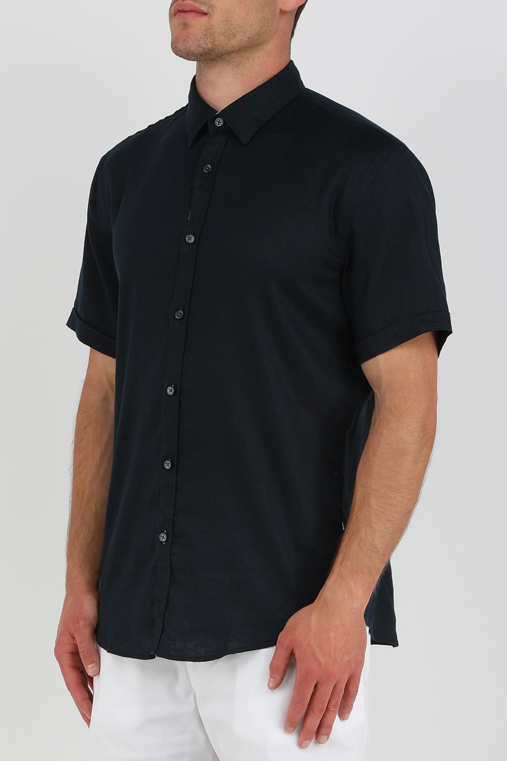 תמונת דוגמן קידמית של חולצה מכופתרת קצרה שחורה