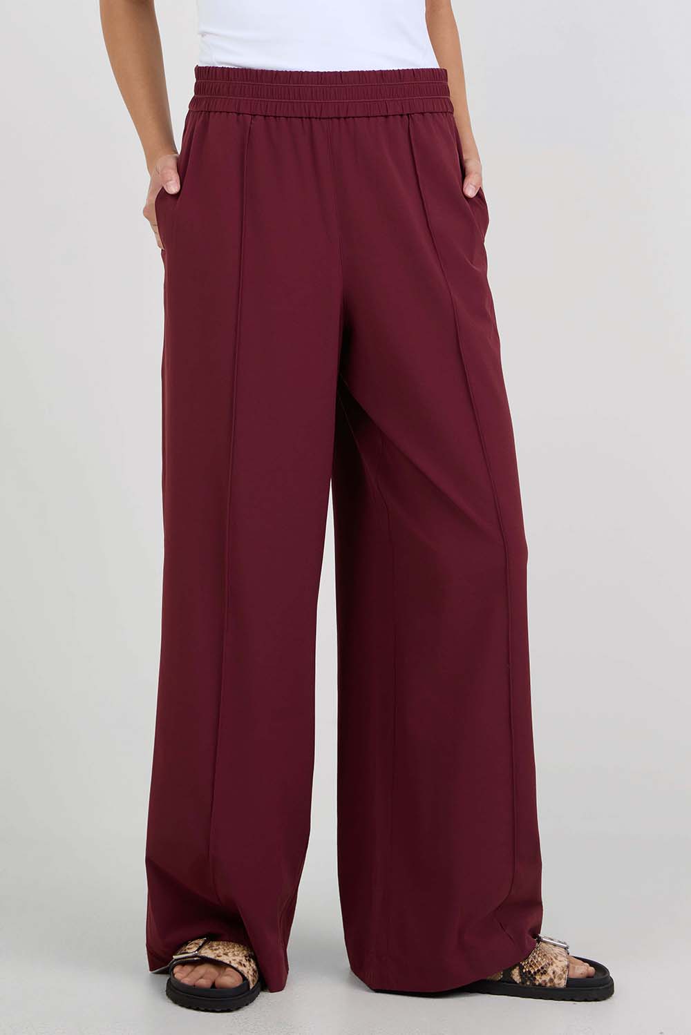 תמונת דוגמן קידמית של Breezily Mid-Rise Pant Regular