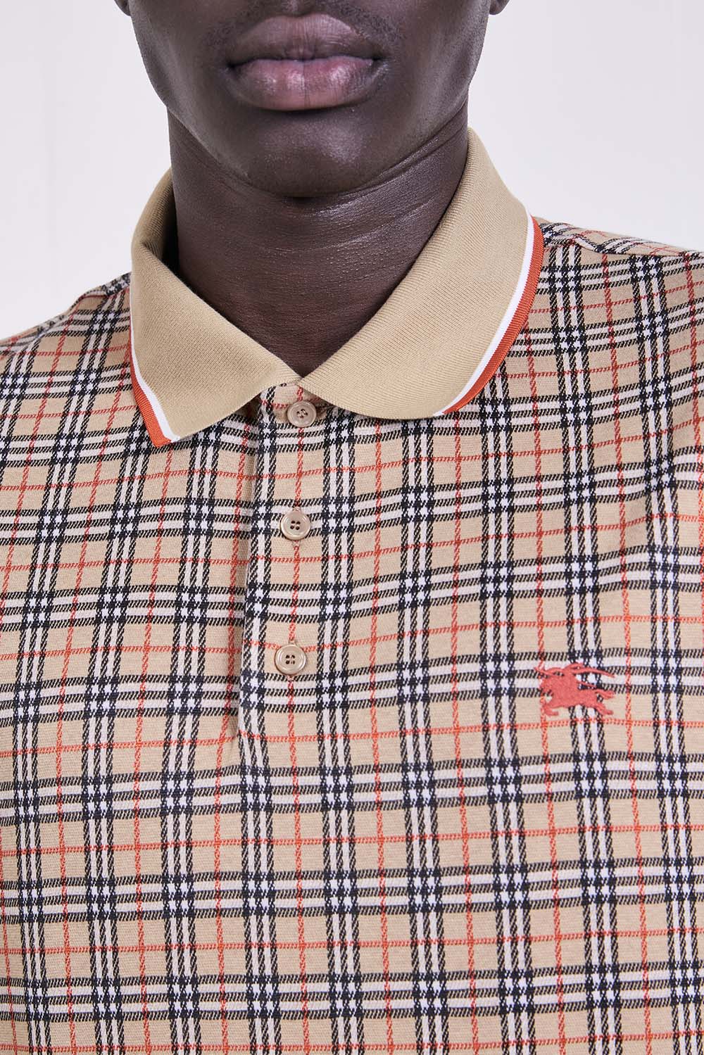 תמונת תקריב דוגמן של חולצת פולו