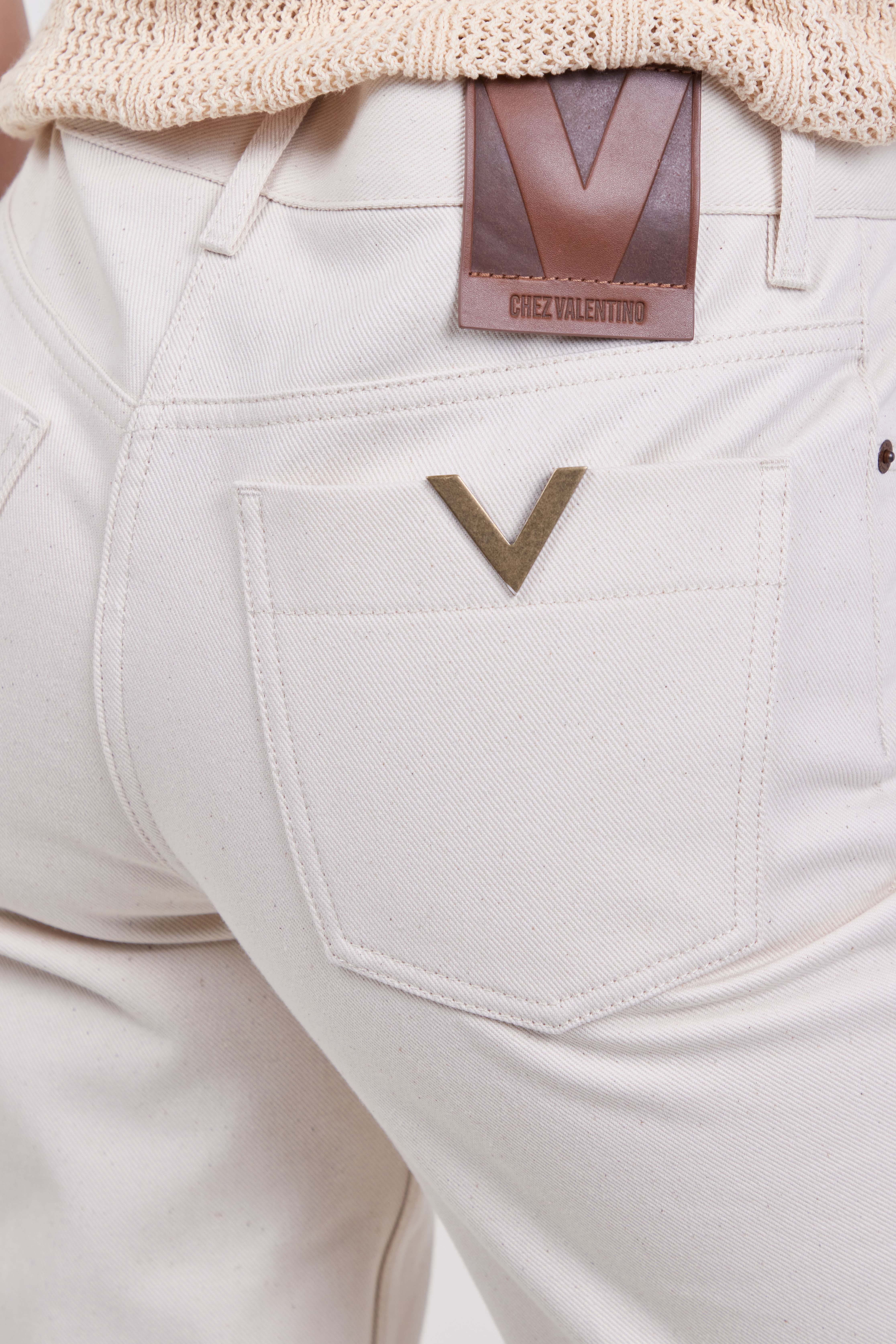 תמונת תקריב דוגמן של מכנסי ג'ינס בגזרה משוחררת