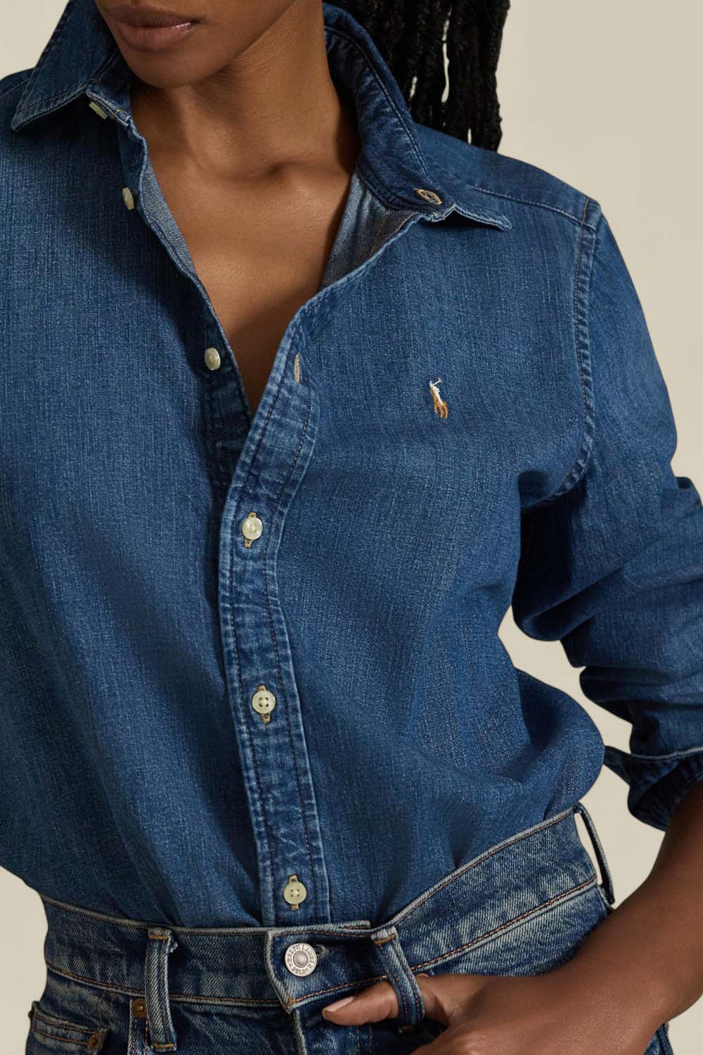 תמונת תקריב דוגמן של חולצת כפתורים ג'ינס סלים פיט