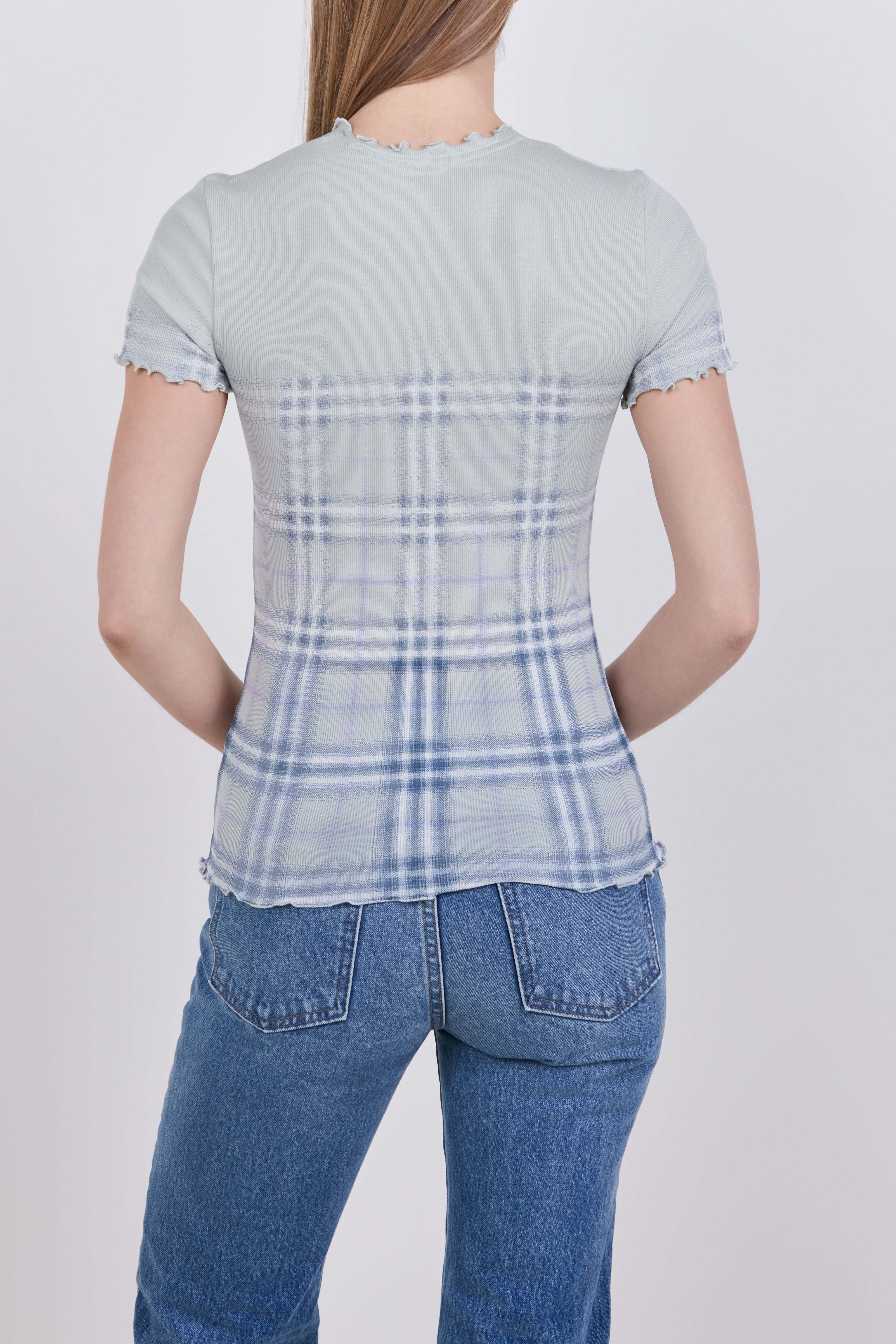 תמונת דוגמן אחורית של חולצת טי בגזרת סלים