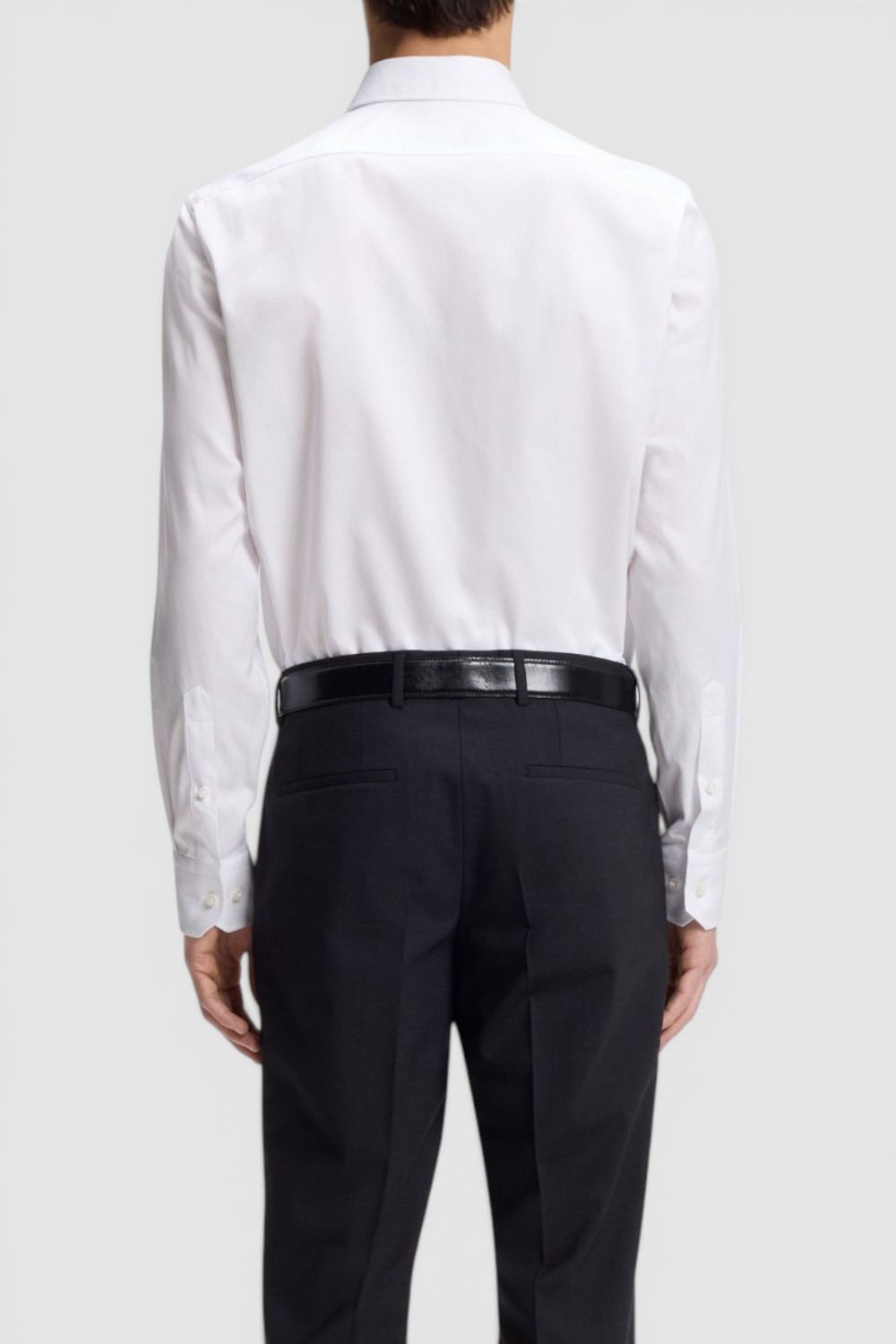 תמונת דוגמן אחורית של חולצה מכופתרת בגזרה ישרה