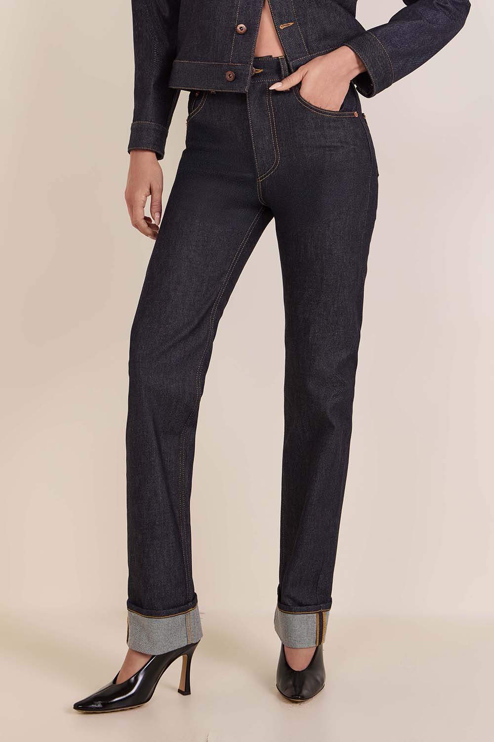 תמונת דוגמן קידמית של מכנסי ג'ינס בגזרה ישרה