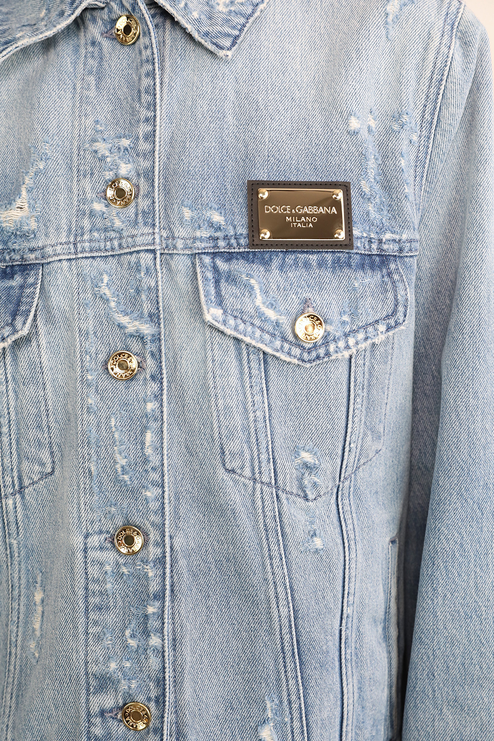 תמונת תקריב דוגמן של ז`קט ג`ינס קרעים