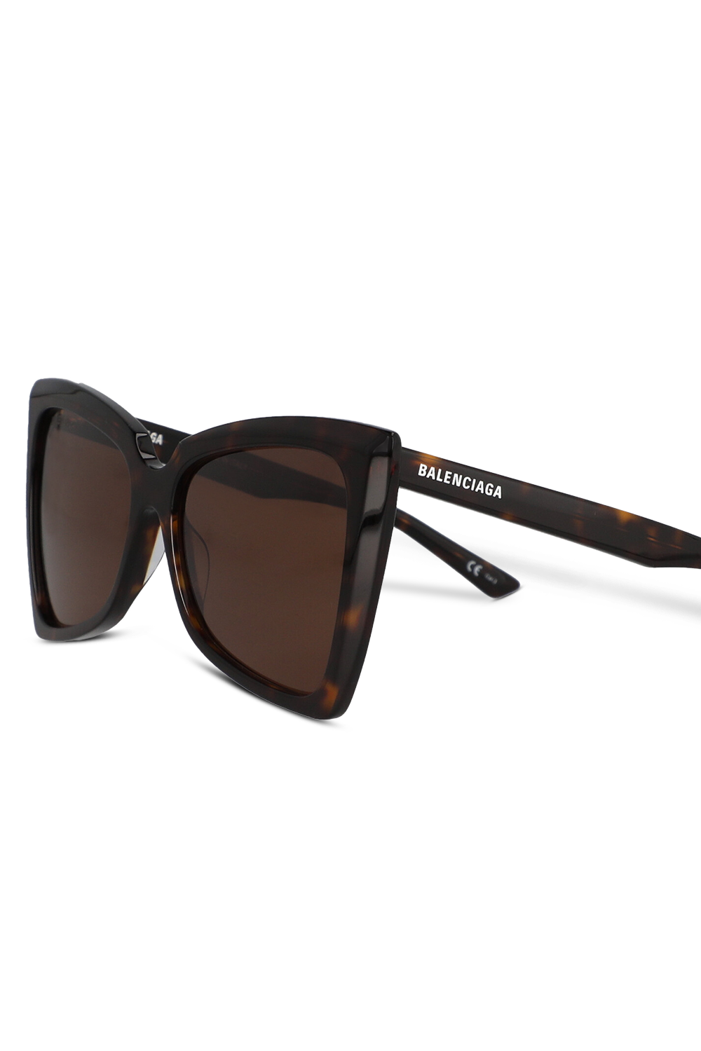 תמונת תקריב של משקפי שמש חומים עם מסגרת פרפר