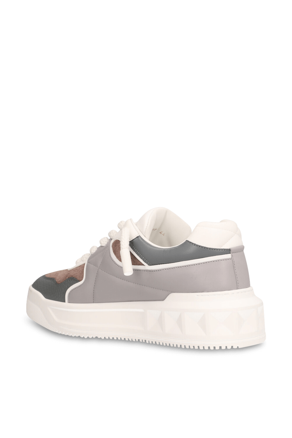 תמונה אחורית של נעלי סניקרס