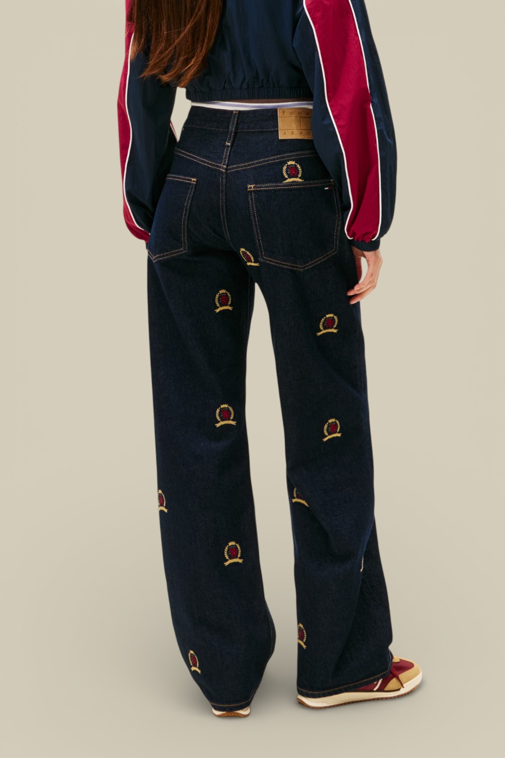 תמונת דוגמן אחורית של מכנסי ג'ינס מעוצבים