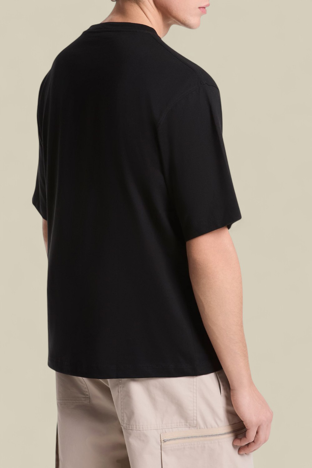 תמונת דוגמן אחורית של חולצת טי עם לוגו פאץ'