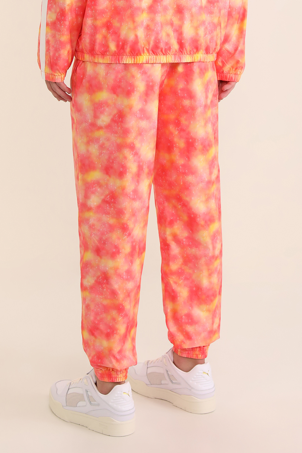 תמונת דוגמן אחורית של מכנסי טרנינג בהדפס טאי דאי