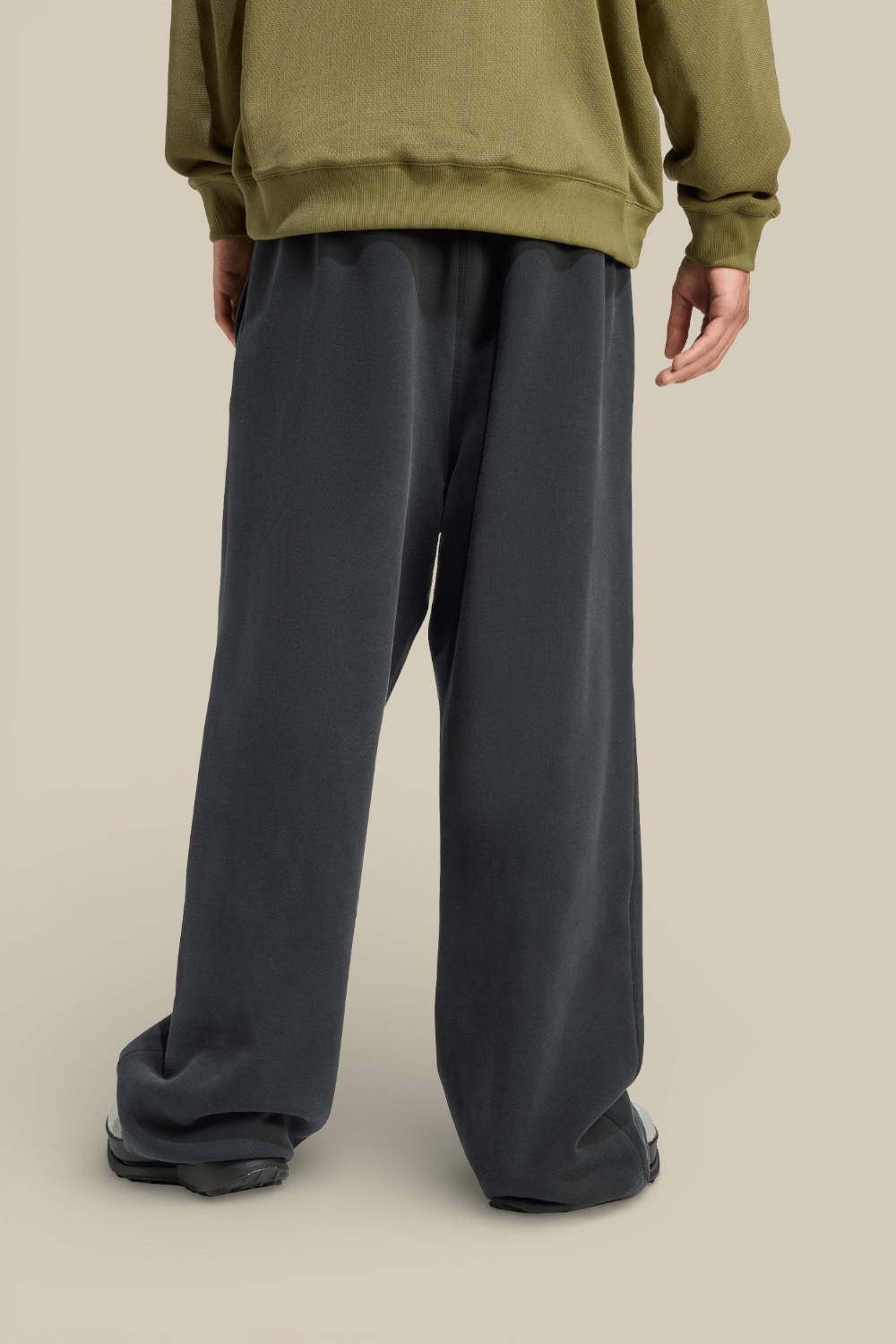 תמונת דוגמן אחורית של מכנסי ג'וגר