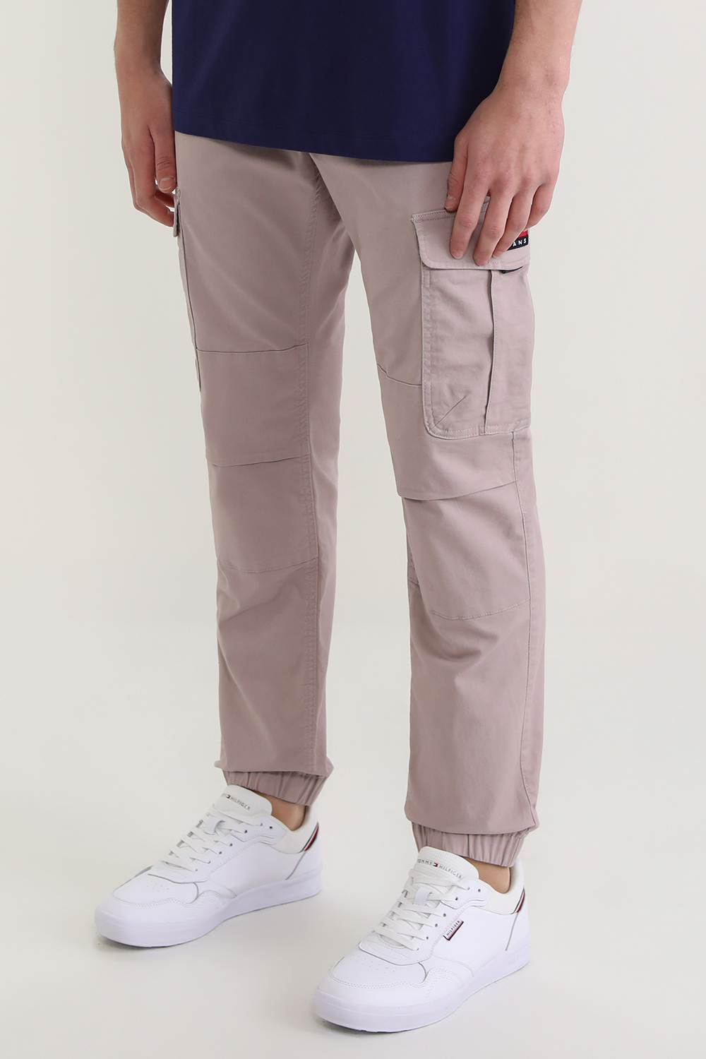 תמונת דוגמן קידמית של מכנסי קרגו ארוכים