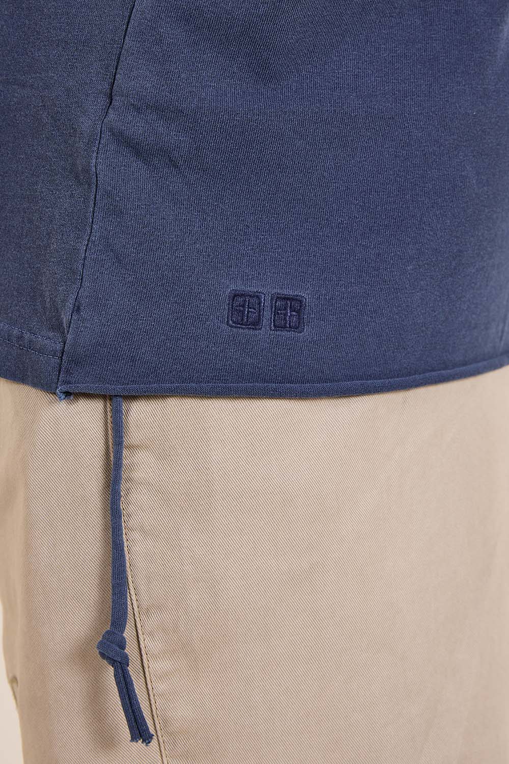 תמונת דוגמן אחורית של חולצת טי