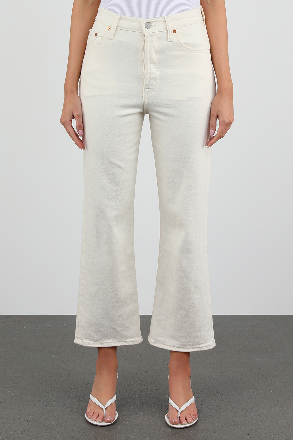 תמונת דוגמן קידמית של מכנסי ג'ינס בגזרת קרופ ישרה