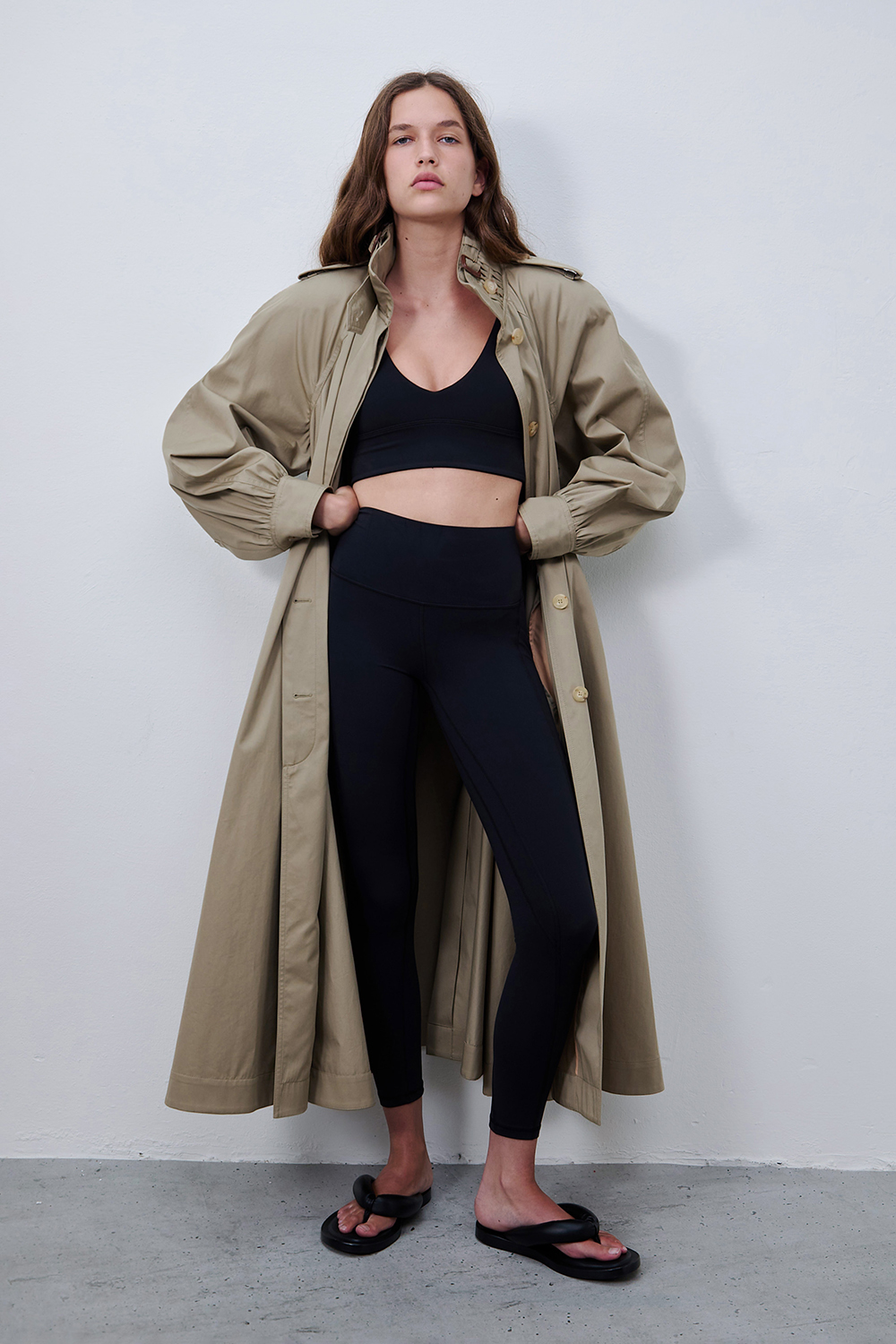 תמונת דוגמן אחורית של מעיל טרנץ'