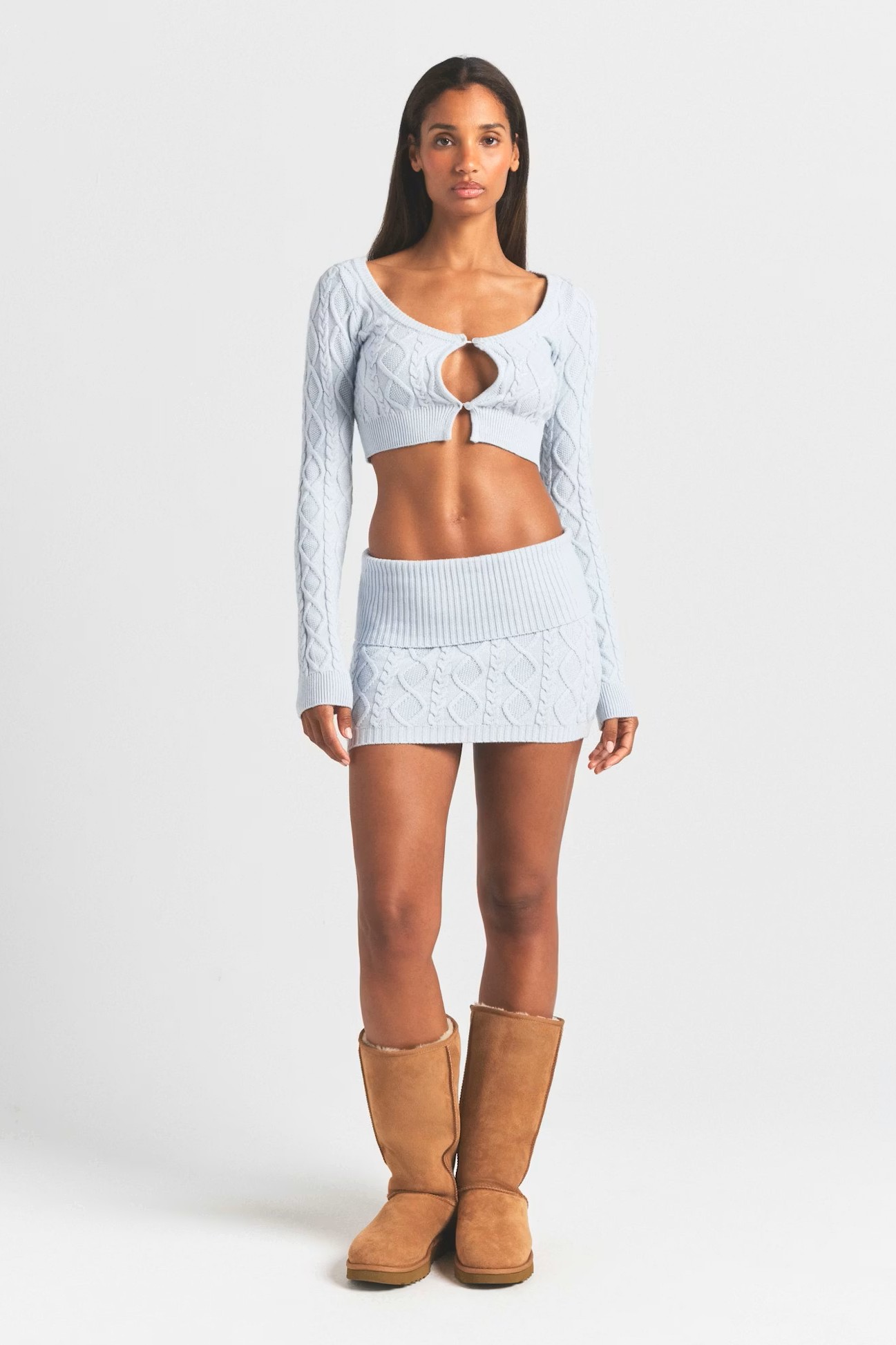 תמונת דוגמן קידמית של CABLEKNIT CARDIGAN