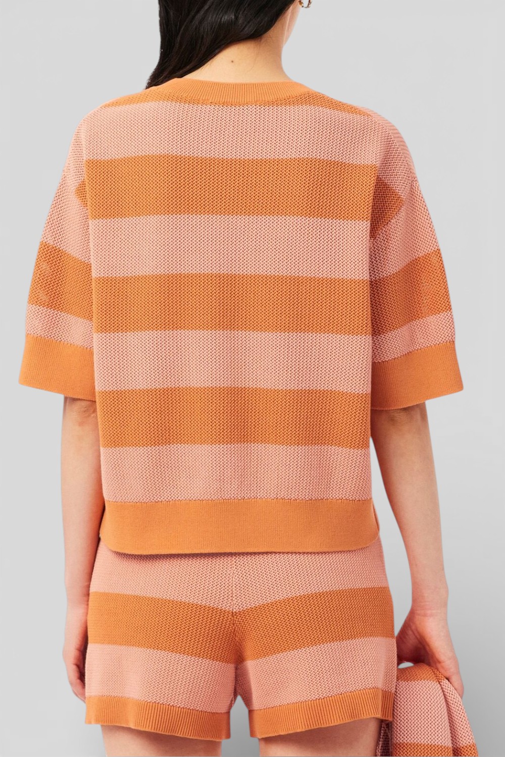 תמונת דוגמן אחורית של חולצת טי