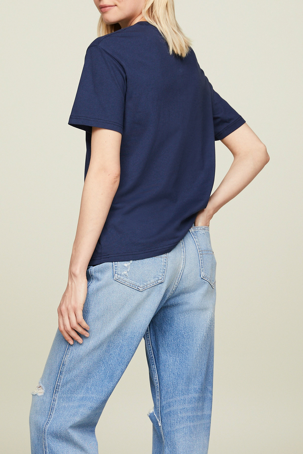 תמונת דוגמן אחורית של חולצת טי