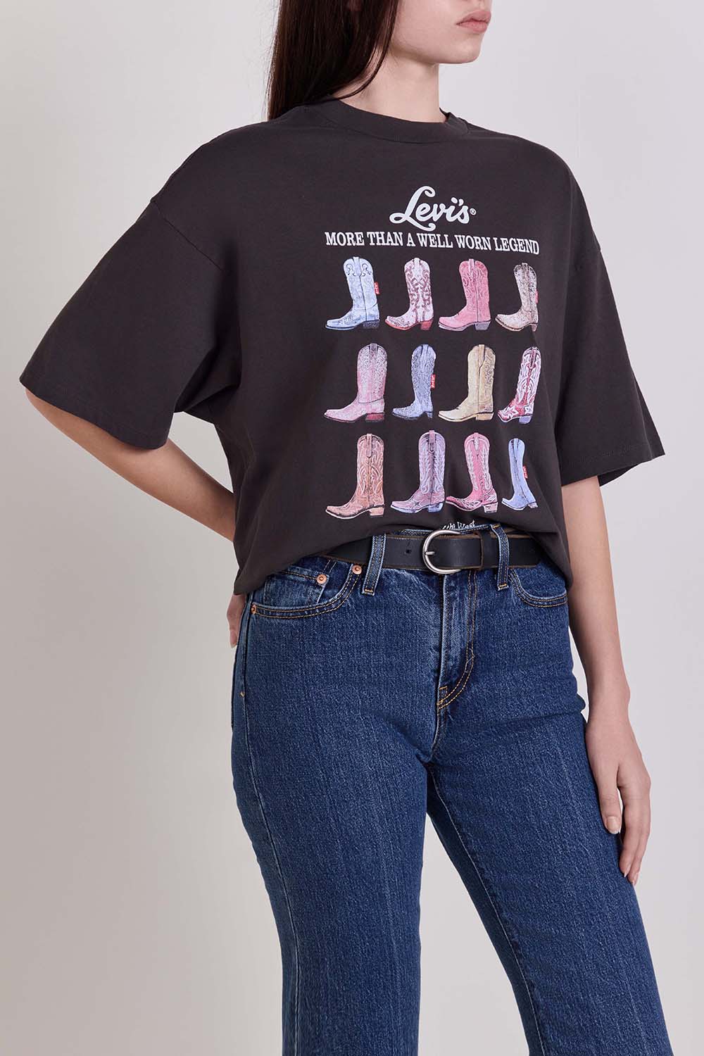 תמונת דוגמן קידמית של חולצת טי אוברסייז