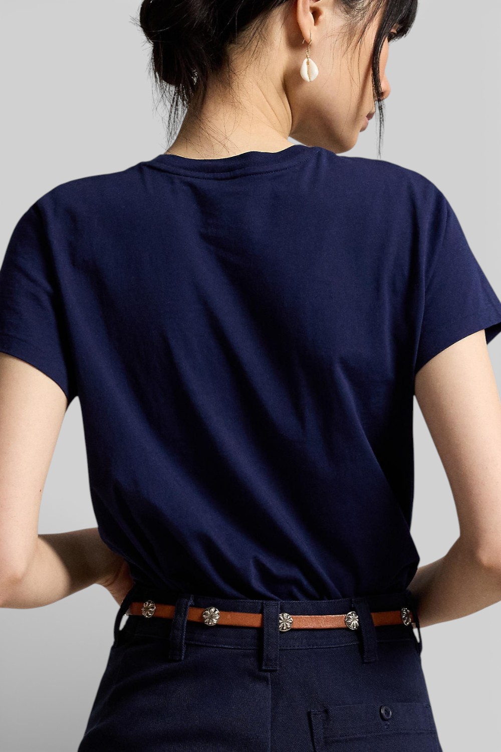 תמונת דוגמן אחורית של חולצת טי