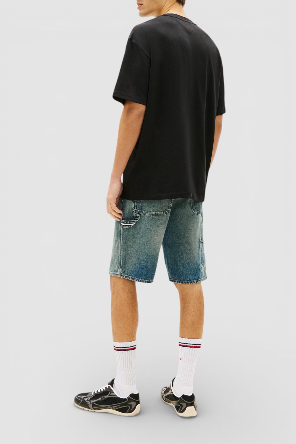 תמונת דוגמן אחורית של חולצת טי בגזרה משוחררת