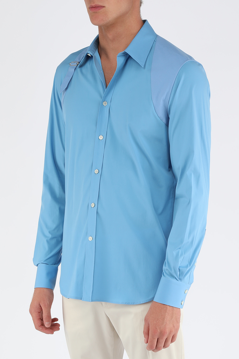 תמונת דוגמן קידמית של חולצה מכופרת כחולה עם רצועה בעלת אבזם