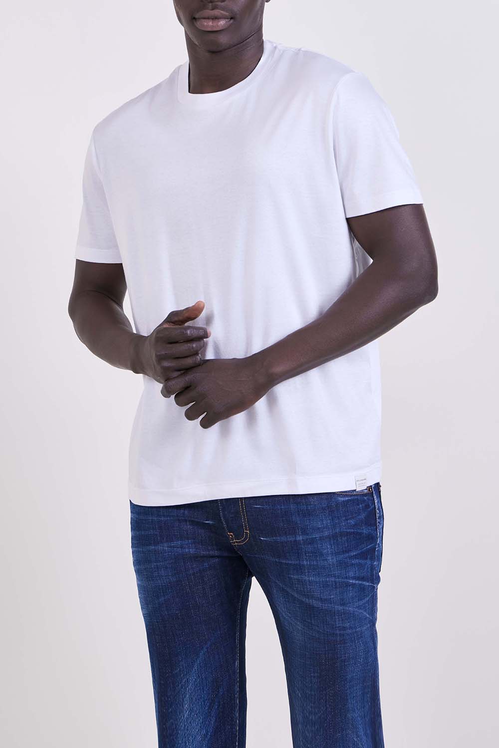 תמונת דוגמן קידמית של חולצת טי בגזרה ישרה